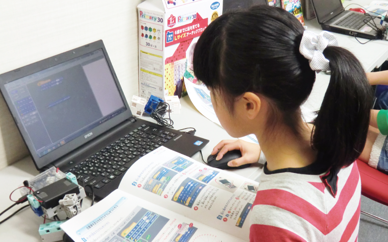 プログラミングしている少女