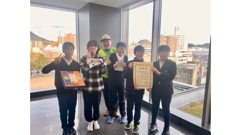 「第7回 Minecraftカップ」中国ブロック自治パートナー特別賞「私と小鳥と鈴とのながと賞」受賞記念写真。