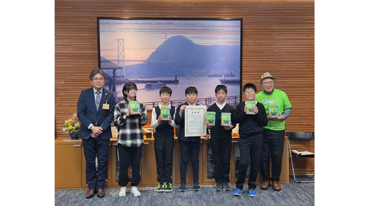 下関市役所で開催された第7回マインクラフトカップ表彰式の記念写真。2年連続で「スマートシティしものせき賞」を受賞した小学生チーム「下関エントレ」。左から島崎敏幸副市長、下関エントレのメンバーと指導者(さとっち)